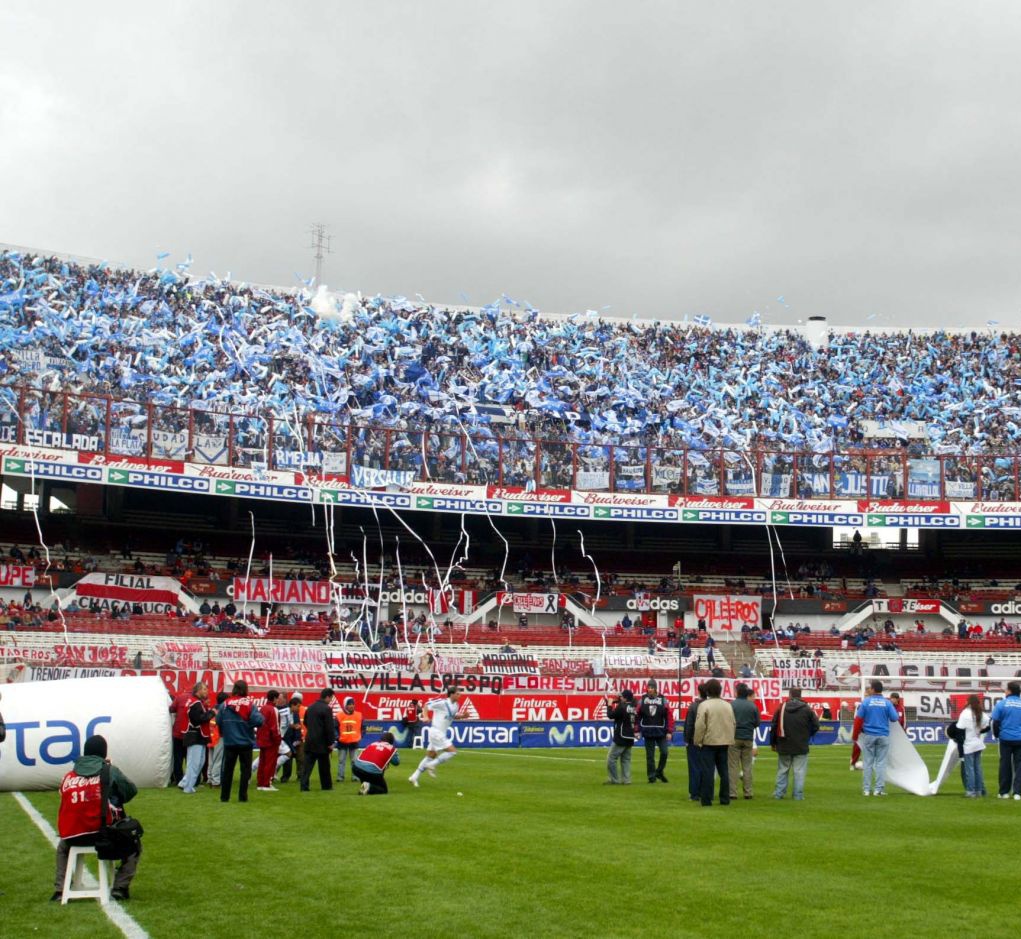 FutbolRetroAr's tweet photo. 😱 Esto es de un River vs Vélez en 2005, ese día es recordado porque en la previa los hinchas de River se habían olvidado que jugaban de local contra el Fortín, parece joda pero es posta, adjunto pruebas.

⚠️ Puede herir su sensibilidad

 #SiempreInformando #GatoSessa #UaiUrquiza https://t.co/KH0e3JMHG9