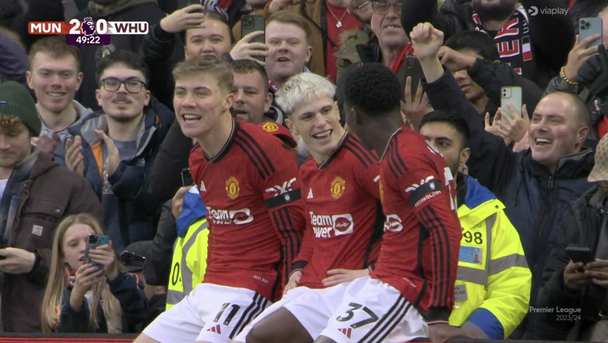 manutd_world's tweet photo. Lucu banget 😂 https://t.co/w9k5WPlMnQ