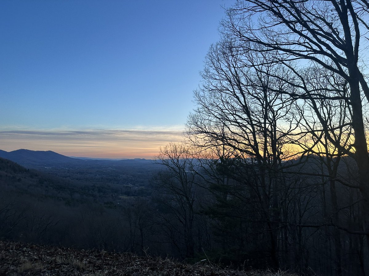 NarsonNews's tweet photo. Last night’s sunset on the Blue Ridge Parkway. @SpecNews1MTN 🧡 https://t.co/oowW14beE6