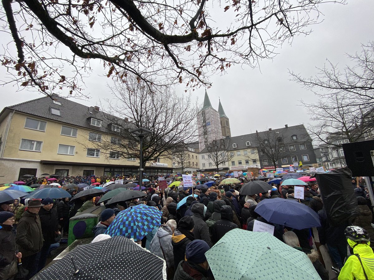 RedUproar's tweet photo. In Schwelm gestern 2500 Leute für Rechtsstaat und Demokratie auf der Straße.
Liebe geht raus #gegenrechts https://t.co/0ZmM4uuQyJ