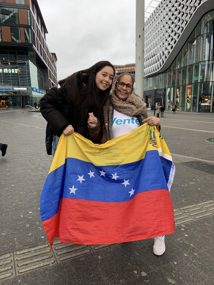 zulimadelvalle's tweet photo. Venezolano en Holanda Países Bajos 🇳🇱 levantaron sus voces en contra de la tiranía en apoyo a @MariaCorinaYA @vente_mundo todos por la Libertad #Venteholanda #venezuelagana #ElecionesLibres https://t.co/N6UFX4mppt