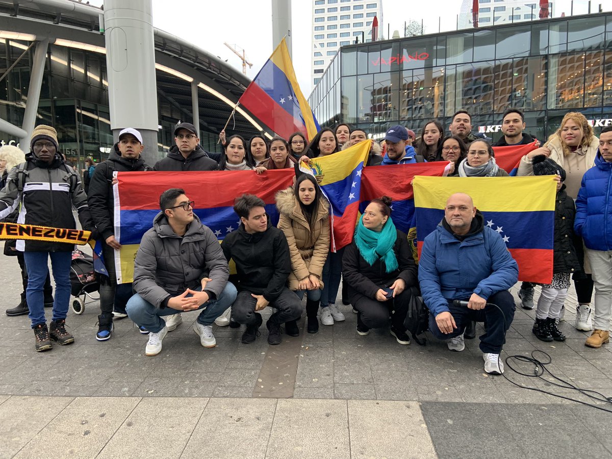 zulimadelvalle's tweet photo. Venezolano en Holanda Países Bajos 🇳🇱 levantaron sus voces en contra de la tiranía en apoyo a @MariaCorinaYA @vente_mundo todos por la Libertad #Venteholanda #venezuelagana #ElecionesLibres https://t.co/N6UFX4mppt