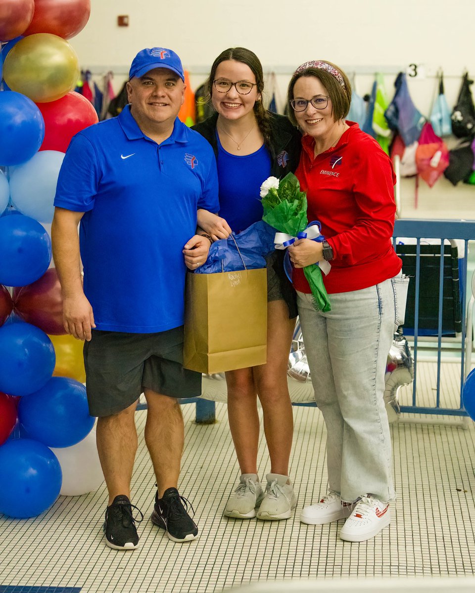 rachel_lynn2024's tweet photo. Happy Senior Night !! @ELynn_EIS @chad_lynn https://t.co/NoMmxcO5Ra