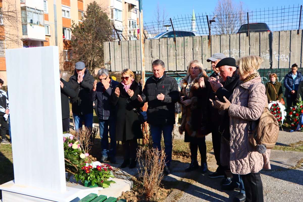 aa_balkans's tweet photo. BiH: Obilježena 30. godišnjica masakra u ulici Oslobodilaca Sarajeva na Dobrinji https://t.co/furnZ4ZSuf

#Sarajevo #Dobrinja https://t.co/UdBR64FNi1