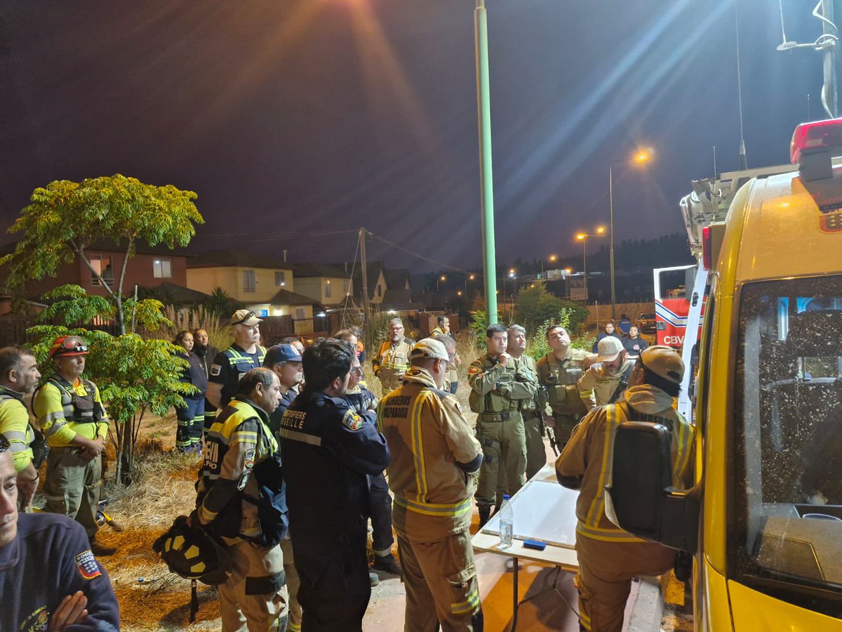 Sin amenaza potencial a viviendas, pero activo sigue el incendio Salto del Agua, Placilla #Valparaíso. Se trabaja con <a href="/conaf_valpa/">CONAF Valparaíso</a> en asegurar perímetros y lograr control. Ayer trabajó fuerza de tarea pesada del CBV y hoy cuatro carros, al mando del  2do comandante, Patricio Lara