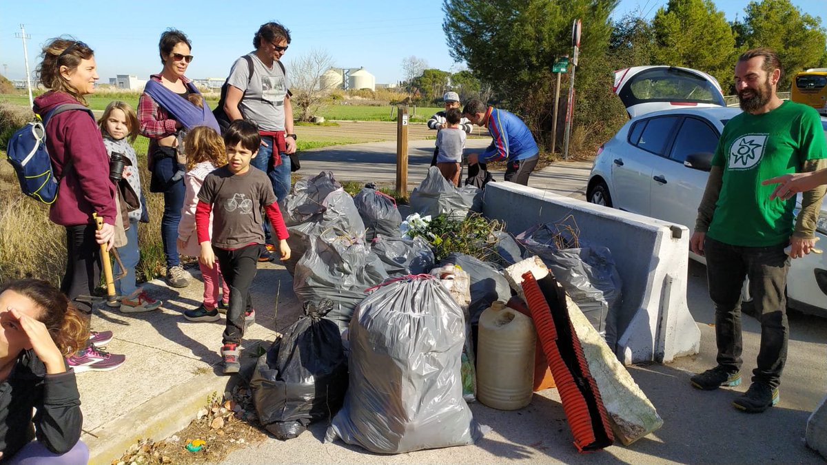 L'acció reivindicativa i de restauració de la Murtra i la Pineda de la Maiola ha estat un èxit. Hem participat unes 30 persones adultes i joves i canines, i hem recollit 10 sacs de plantes exòtiques invasores i residus.

Gràcies a tothom! 😍