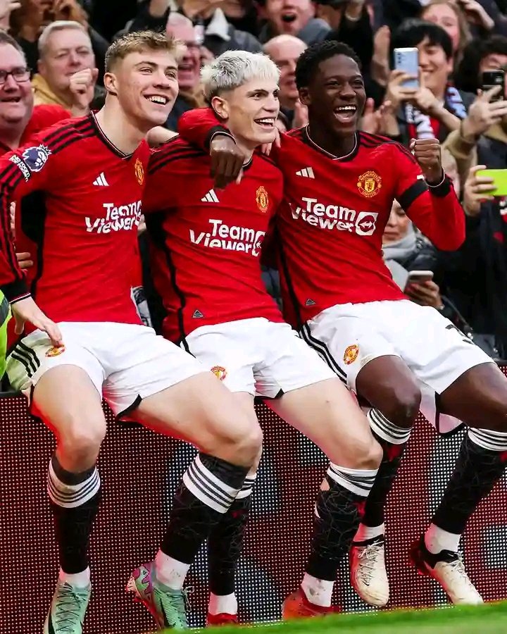 Don_Emmy26's tweet photo. @ManUtd future be looking Bright with this Trio 📷❤️ https://t.co/sKuyuvCSo6