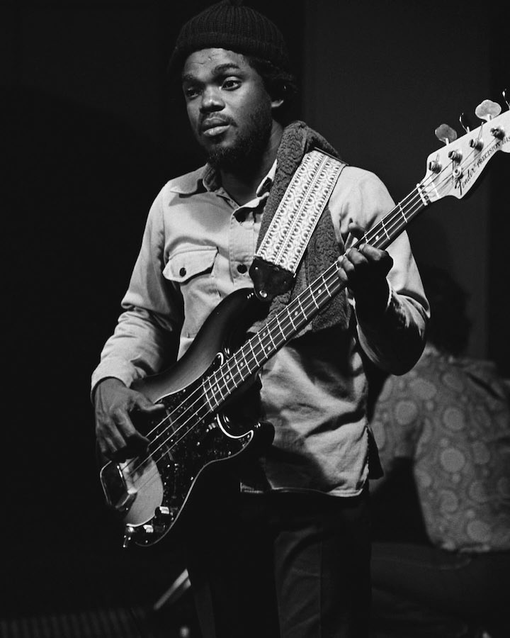 El_Gran_Lupan's tweet photo. Ayer nos dejó quizás uno de los mejores bajistas de todos los tiempos, productor musical,el alma de los wailers.. buen regreso a Zion "Aston Family Man Barret" ... gracias gracias gracias por todo tu arte! #MaximoRespeto https://t.co/iMiuZTRMsW
