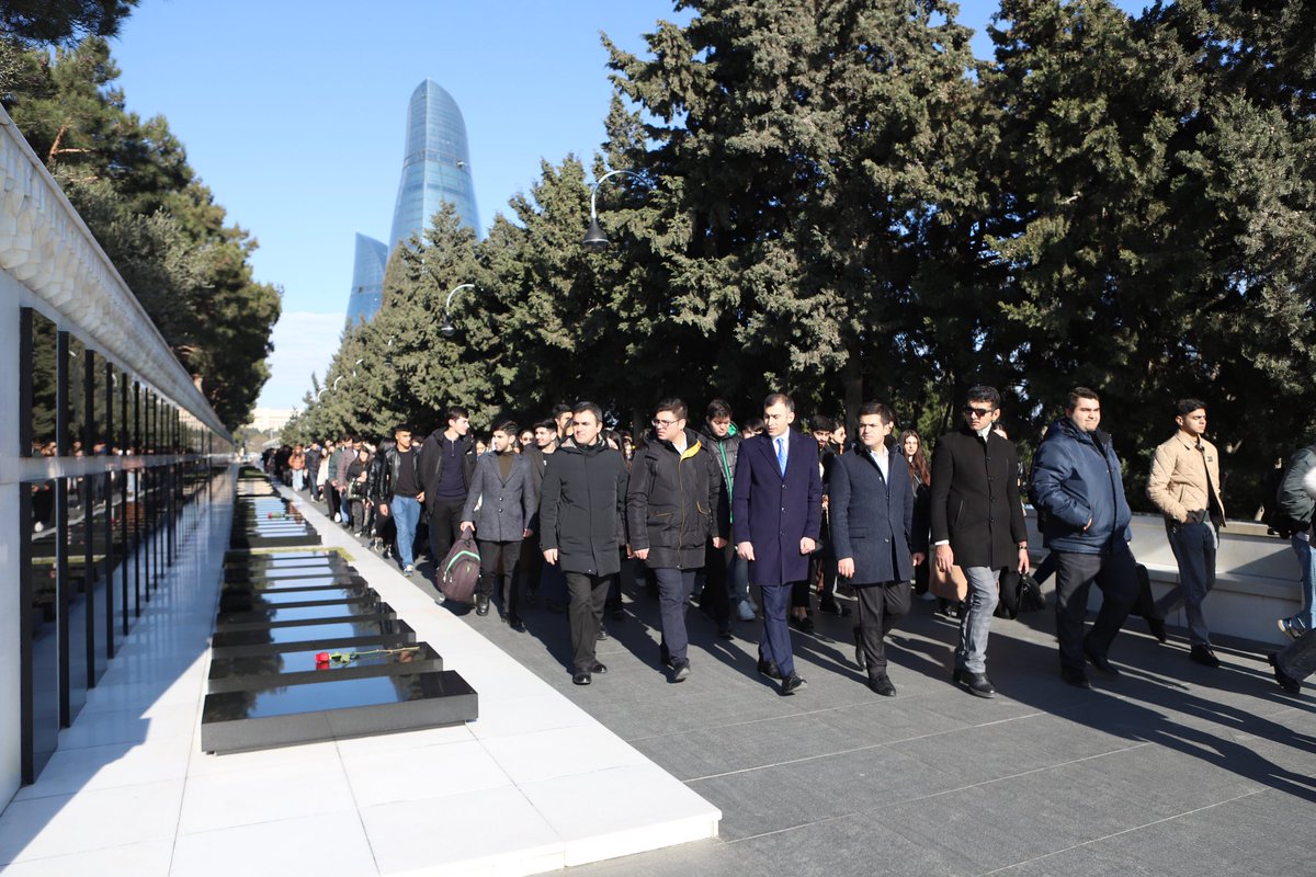 Gənclər Günü münasibətilə gənclər təşkilatlarının rəhbər və nümayəndələri I Fəxri Xiyaban və Şəhidlər Xiyabanını ziyarət ediblər. 

#davam2024 #gənclərtəşkilatları #gənclər #gənclərgünü #davamgenclerherekati