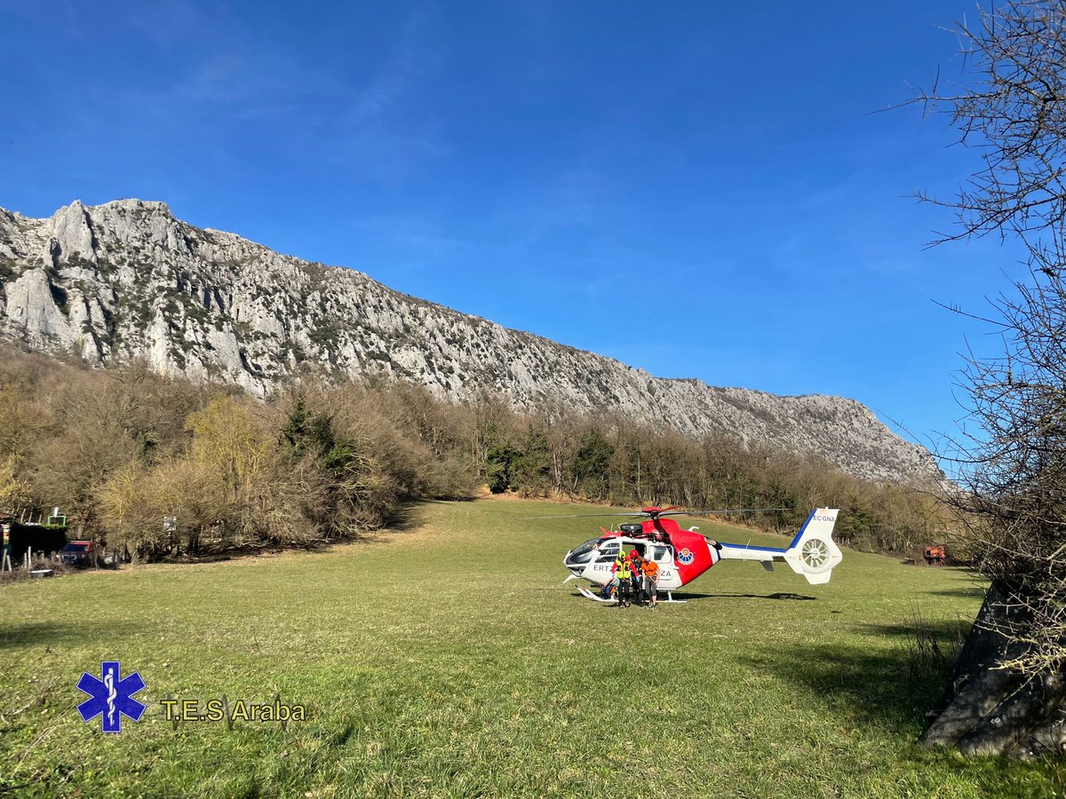 #Mendian escalador herido en #Egino (vía Xabier) evacuado por <a href="/UvrErtzaintza/">UVR Ertzaintza</a> hasta sanitarios de <a href="/osakidetzaEJGV/">Osakidetza</a> (SVA + SVB) para su valoración y traslado. Movilizados <a href="/BomberosAraba/">Arabako Foru Suhiltzaileak</a> y <a href="/ertzaintzaEJGV/">Ertzaintza</a>.