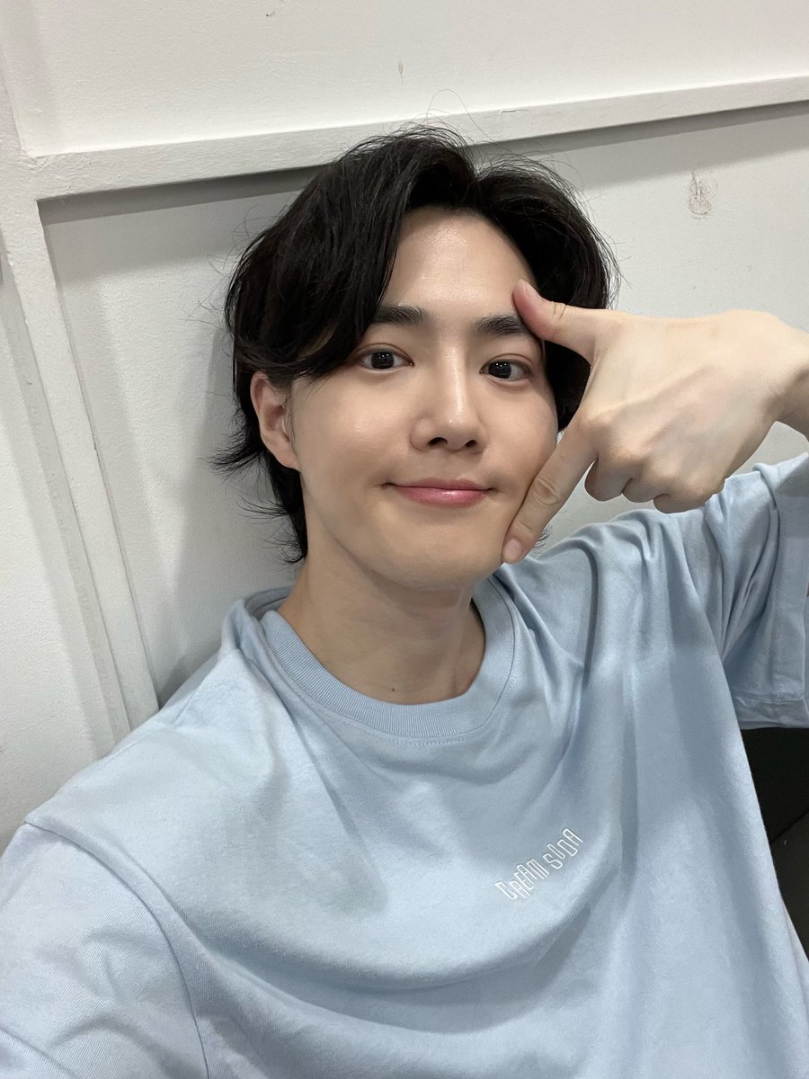 EXObbltr's tweet photo. 231231 — #SUHO 💬 Güncellemesi 

🐰: 📸

🐰: Mutlu yıllar EXO-L

🐰: Hadi devam edelim!!!

🐰: Birbirimizi daha çok sevelim

🐰: 📸

🐰: Sabırsızlanıyorum

🐰: 📸

🐰: Ah, bu yıl, tavşan yılı, değil miydi?

🐰: Şaka yapıyorum...;

🐰: Mavi Ejderha gibi uçalım 

#수호 #엑소수호 https://t.co/kwla6Rgn9G