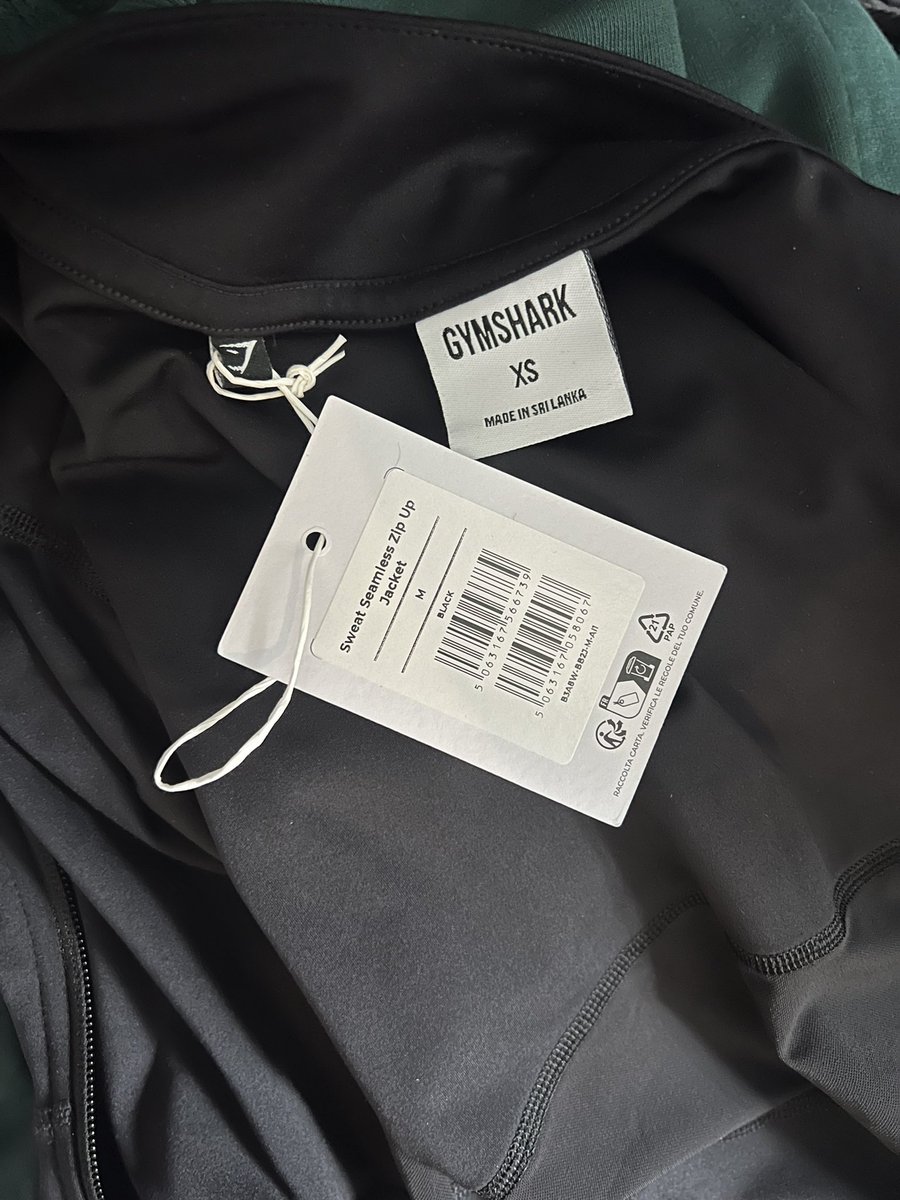 grace_es_'s tweet photo. @Gymshark Received a seamless jacket as a late Christmas present, labelled up at 2 different sizes with NO help from customer services. Thanks 🙄 https://t.co/NRVE9XLD9g