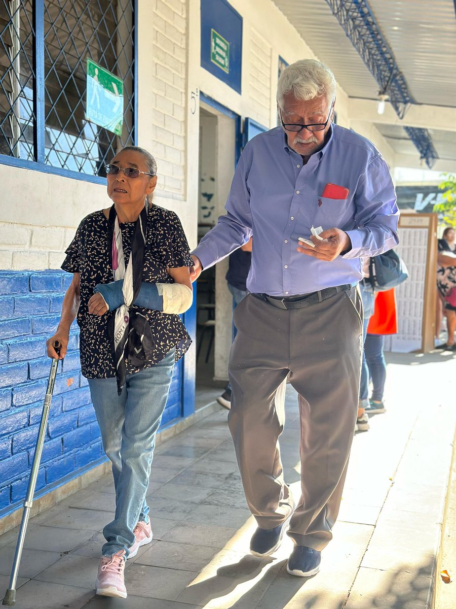 Doremix925's tweet photo. Familias unidas en el Centro Escolar Rafael Álvarez Lalinde, ejerciendo su derecho al voto en las elecciones 2024 de El Salvador 🗳️👨‍👩‍👧‍👦 

#VotoDoremix2024 https://t.co/zRSdhnHafL