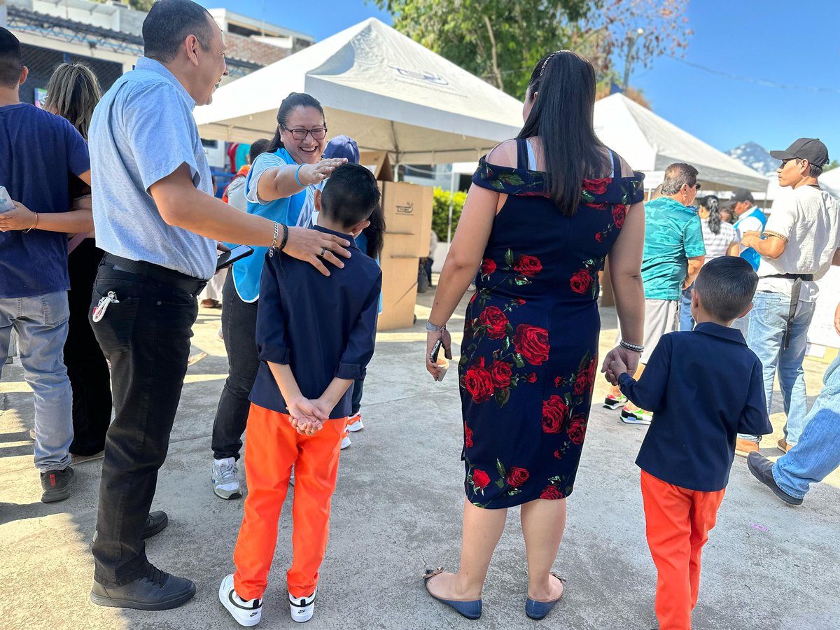 Doremix925's tweet photo. Familias unidas en el Centro Escolar Rafael Álvarez Lalinde, ejerciendo su derecho al voto en las elecciones 2024 de El Salvador 🗳️👨‍👩‍👧‍👦 

#VotoDoremix2024 https://t.co/zRSdhnHafL