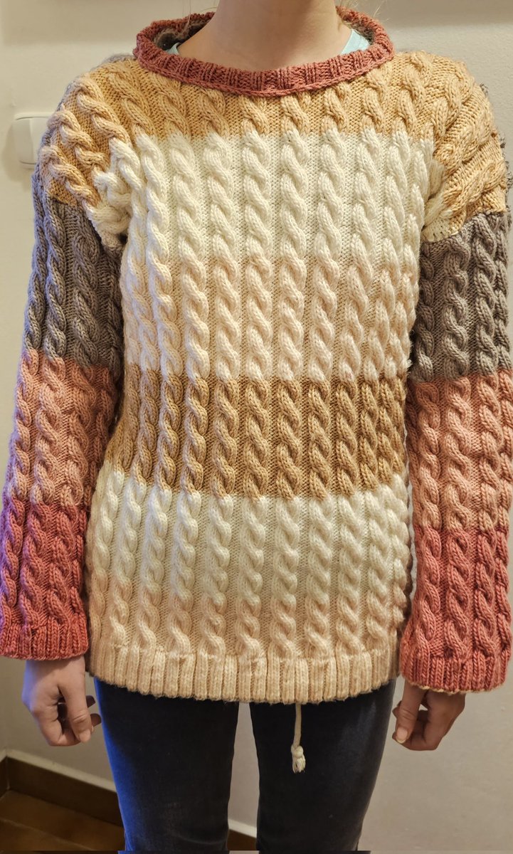 Puncoskka's tweet photo. Projekt na obnovu jemné motoriky po měsíci a půl končí. 🥳🤩
#svetrik #pulover #knitting https://t.co/t7jJ3QFKaa