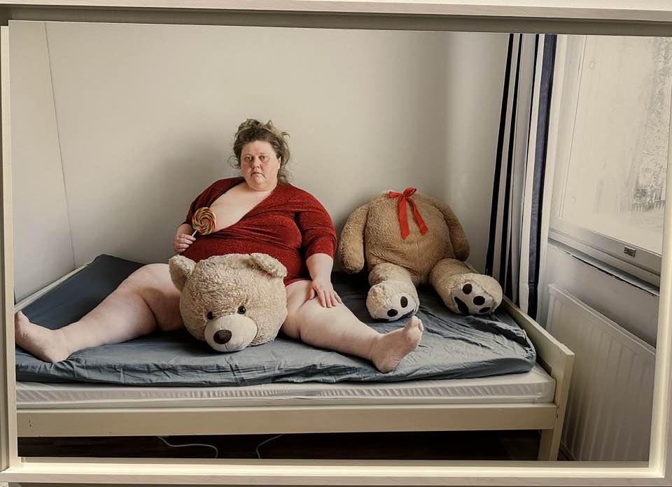 Iiu Susirajan laajin yksityisnäyttely Suomessa avautui juuri Turun WAM:ssa. Susiraja on ensimmäinen suomalainen kuvataiteilija, jonka teoksia on ollut esillä New Yorkin MoMA:ssa. Näyttely on avoinna 12.5. saakka. Sen jälkeen WAM sulkeutuu remontin vuoksi. Tervetuloa!