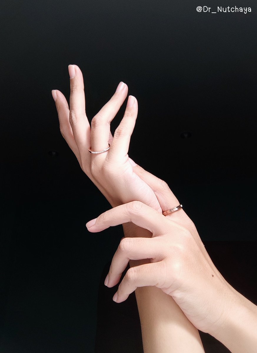 Nonghee702's tweet photo. วันนี้ได้แหวนแฟนแล้วค่ะ น่ารักมากๆ นุชชอบมากเลย🥰ผู้คุมถามว่าแหวนอะไร นุชบอกแหวนเพื่อนนุชให้แต่ผู้คุมไม่เชื่อบอกว่ามันเหมือนแหวนหมั้นเลยนะ🤣ทีนี้ก็เหลือแค่ให้ผู้คุมไปขอเราก็แต่งได้เลย แฟนรอนุชหน่อยนะคะ🤭💍💗@peckpalit

#เป๊กผลิตโชค #Peckpalitchoke
#AlyanaThailand #TheCouplesRings https://t.co/tJ9SzB8s6H