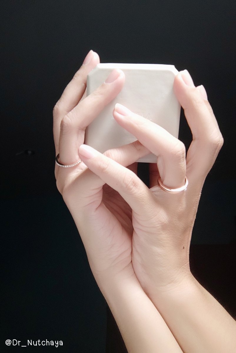 Nonghee702's tweet photo. วันนี้ได้แหวนแฟนแล้วค่ะ น่ารักมากๆ นุชชอบมากเลย🥰ผู้คุมถามว่าแหวนอะไร นุชบอกแหวนเพื่อนนุชให้แต่ผู้คุมไม่เชื่อบอกว่ามันเหมือนแหวนหมั้นเลยนะ🤣ทีนี้ก็เหลือแค่ให้ผู้คุมไปขอเราก็แต่งได้เลย แฟนรอนุชหน่อยนะคะ🤭💍💗@peckpalit

#เป๊กผลิตโชค #Peckpalitchoke
#AlyanaThailand #TheCouplesRings https://t.co/tJ9SzB8s6H