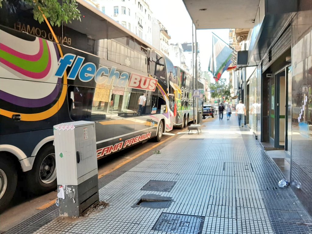 LeandroAdonio's tweet image. Una de las facciones disidentes de la barra brava de #Racing cruzó al micro que estaba por salir al #Cilindro en la previa del partido ante #Tigre.

👉 Este sector identificado con Dock Sud tuvo un intercambio con algunos dirigentes y exigieron poder volver a la cancha.

ℹ️ Hay…