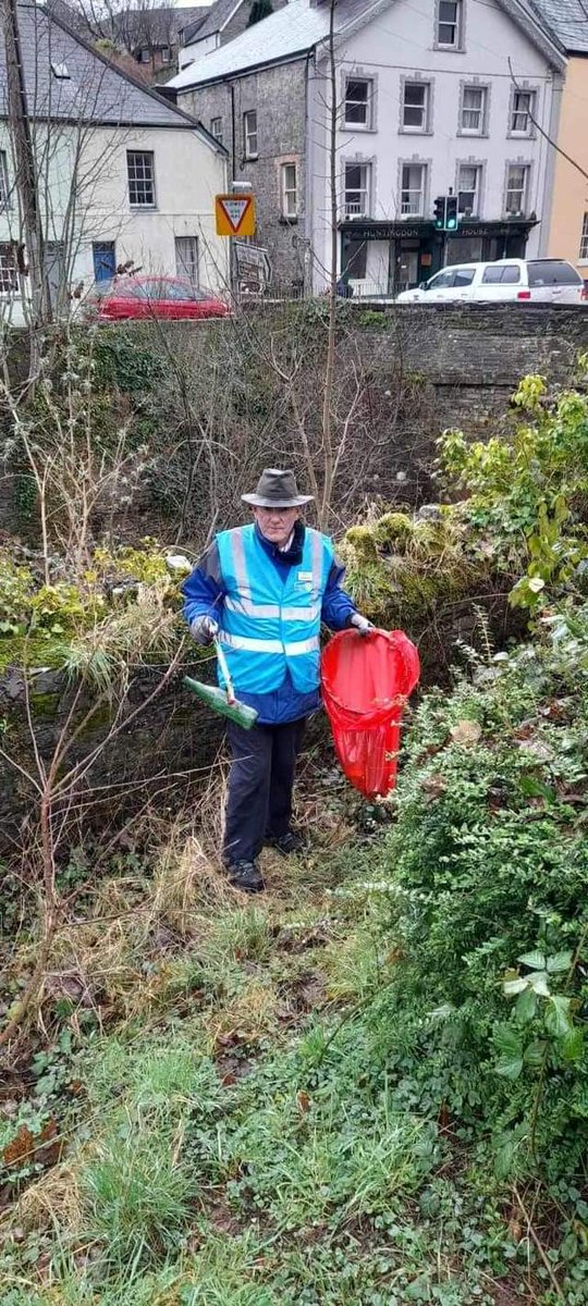 PowysRecycles's tweet photo. Well done to volunteers from Brecon Rotary and Brecon Volunteer Bereau for cleaning the town today ๐
Aberhonddu grwpiau gwirfoddol casglu sbwriel ๐
#tidy #diolch #taclus #CaruCymru #CadwCynefin #lovewhereyoulive
๐ด๓ ง๓ ข๓ ท๓ ฌ๓ ณ๓ ฟ๐โป๏ธ๐ฏ https://t.co/WvGse9GVSQ