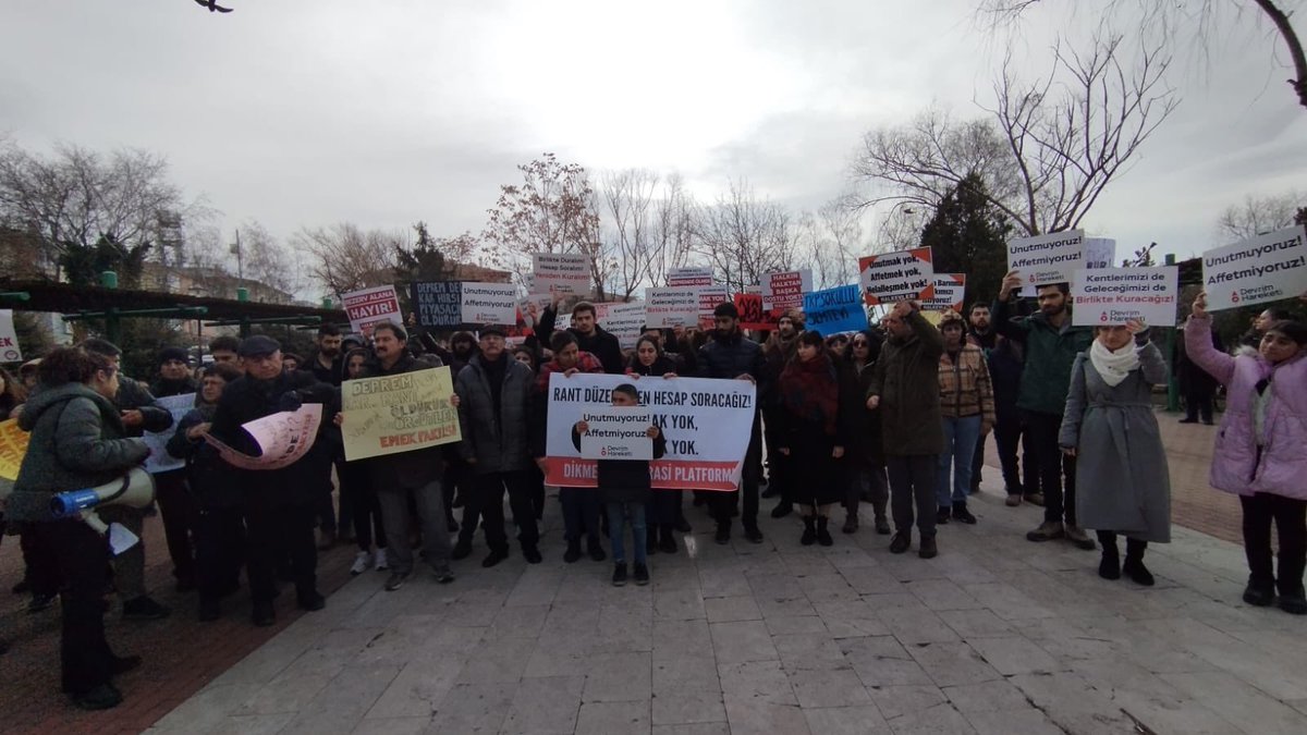 DikmenPlatform's tweet photo. 📣6 Şubat’ın 1. Yılında “ Rant Düzeninden Hesap Soracağız. Unutmak Yok, Affetmek Yok!” diyerek kaybettiğimiz canlarımızı andık. 

Bizleri enkaz altında bırakanlardan hesap soracağız! https://t.co/PiU4plOSS4