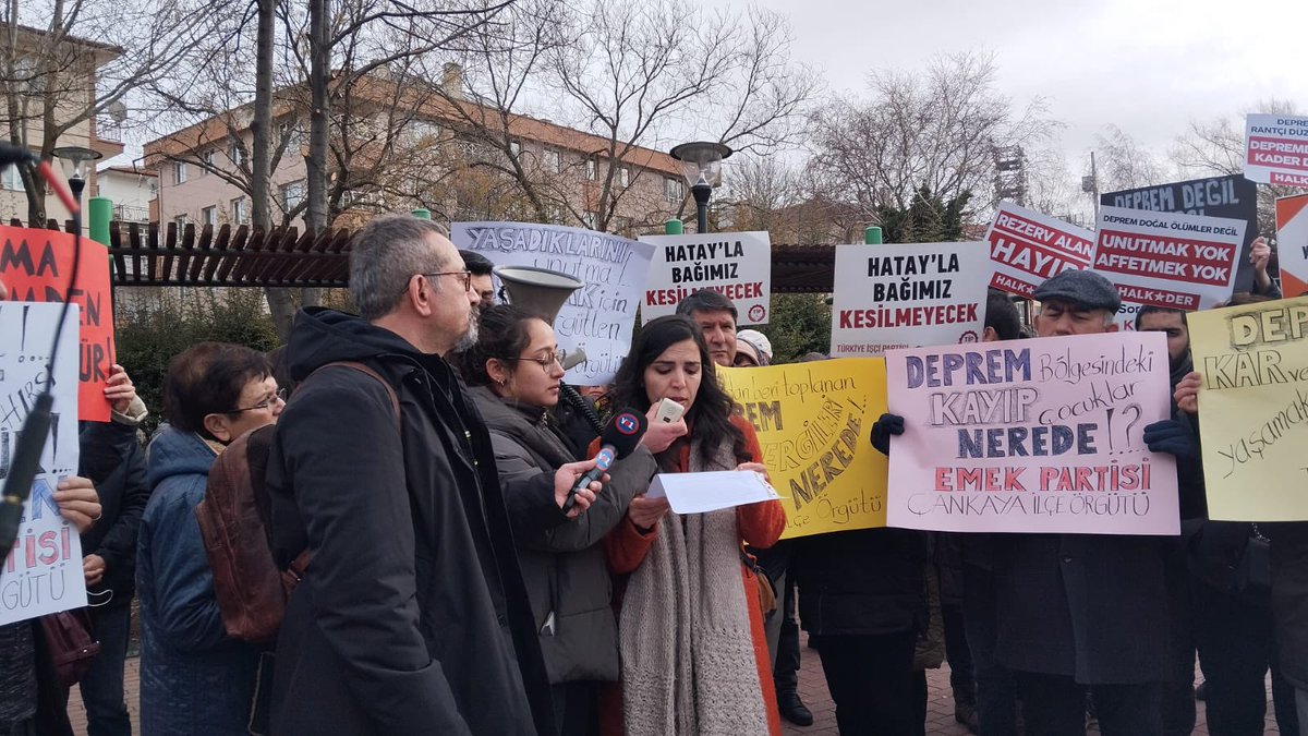 DikmenPlatform's tweet photo. 📣6 Şubat’ın 1. Yılında “ Rant Düzeninden Hesap Soracağız. Unutmak Yok, Affetmek Yok!” diyerek kaybettiğimiz canlarımızı andık. 

Bizleri enkaz altında bırakanlardan hesap soracağız! https://t.co/PiU4plOSS4