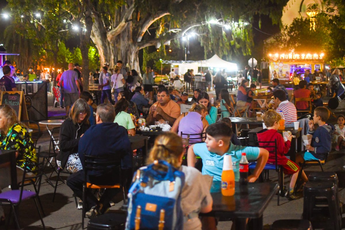 carhue_ar's tweet photo. #AlDienteCarhué 🍺🍔🍿 #EsHoy la última noche para disfrutar de la feria #aldiente en #Carhué 👏 https://t.co/r5mH1Mcoe2