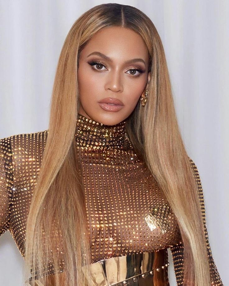 beyoncepress's tweet photo. 🚨 IT’S COMING! Beyoncé is about to launch a suitcase/luggage brand, reports the Mirror UK!

“Beyoncé has filed papers with the UK’s Intellectual Property Office to use her name on ‘luggage and carrying bags, suitcases, backpacks, rucksacks, tote bags, purses, shoulder bags and vanity cases’. Her lawyers also mention “soaps, essential oils, cosmetics, hair lotions, skin and hair care creams, lotions, balms, oils”.