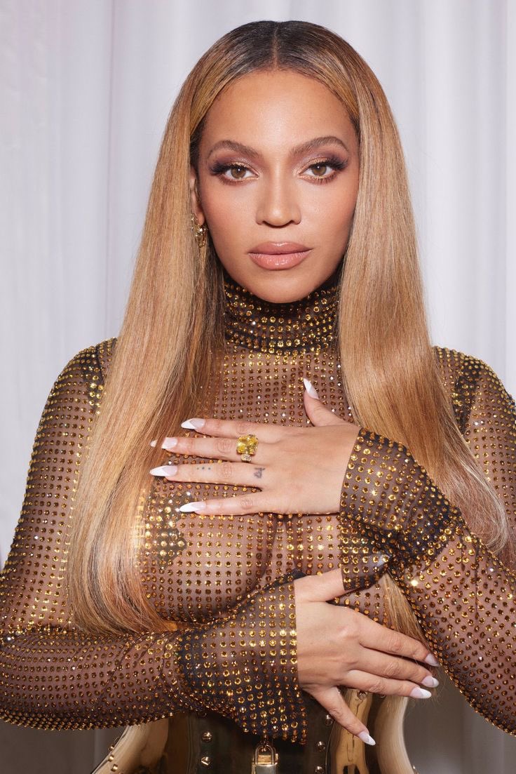 beyoncepress's tweet photo. 🚨 IT’S COMING! Beyoncé is about to launch a suitcase/luggage brand, reports the Mirror UK!

“Beyoncé has filed papers with the UK’s Intellectual Property Office to use her name on ‘luggage and carrying bags, suitcases, backpacks, rucksacks, tote bags, purses, shoulder bags and vanity cases’. Her lawyers also mention “soaps, essential oils, cosmetics, hair lotions, skin and hair care creams, lotions, balms, oils”.