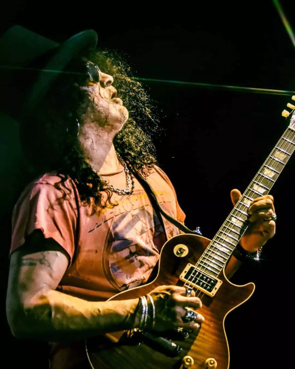 Killer shot of <a href="/Slash/">Slash</a> in São Paulo 🔥

📷: Stephanie Hahne

#SMKC #Slash