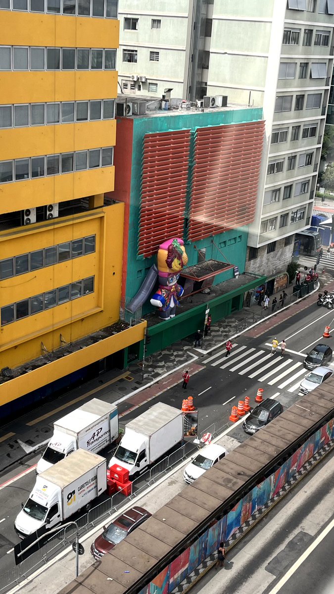 StarRailStation's tweet image. CHAT IS THIS REAL WHY IS THERE A GIANT POMPOM IN BRAZIL??? Can someone take me to Brazil 😭 #HSRCarnaval #MergulheNosSonhos #DiveIntoDreams #Penacony #HonkaiStarRailth #StarRail