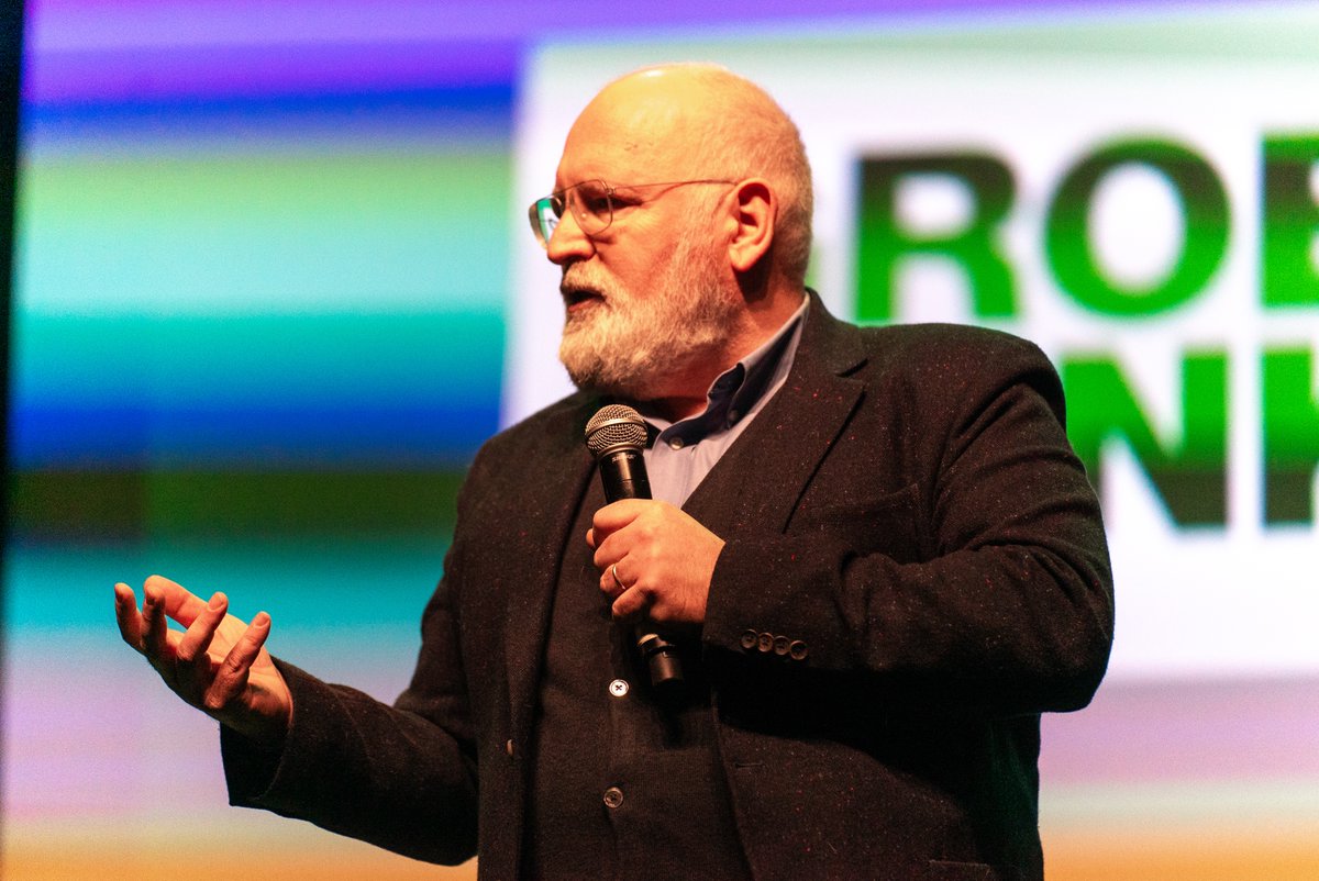 De grootste bedreiging is onverschilligheid. Sta op als iemand ook maar één vinger uitsteekt naar de vrijheid van iemand anders.

Kijk naar de demonstraties in Duitsland. Het werkt als mensen de straat op gaan, zich laten horen en zeggen: "nee, dit willen wij niet."