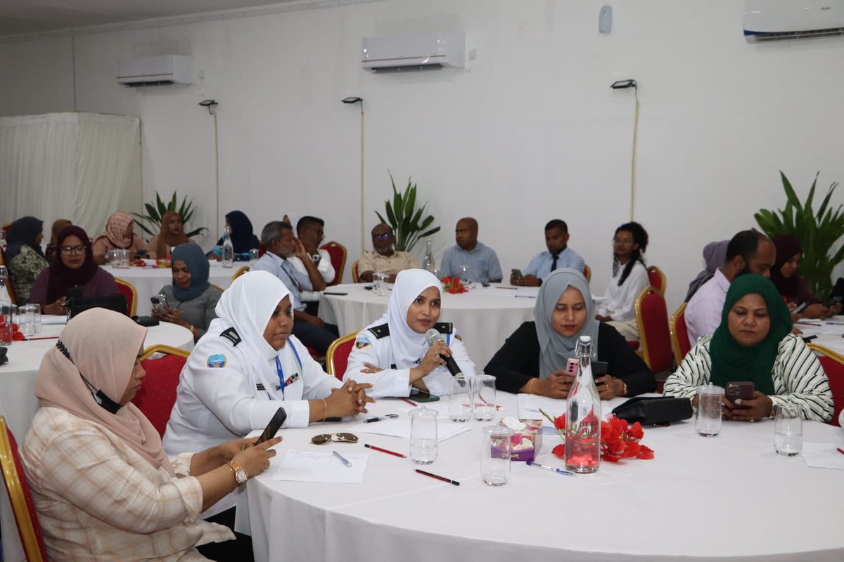 AdduPolice's tweet photo. ދިވެހި ފުލުހުންގެ ޚިދުމަތުގެ ސްޓްރަޓެޖިކް ޕްލޭން 2024ން 2028 އަށް އެކުލަވާލުމަށް ބޭނުންވާ މަޢުލޫމާތު ހޯދުމަށް އައްޑޫ ސިޓީގައި ކުރިއަށް ގެންދިޔަ ލޯކަލް ކޮމިއުނިޓީ ފޯރަމުގެ ތެރެއިން. https://t.co/5CljfNra8A