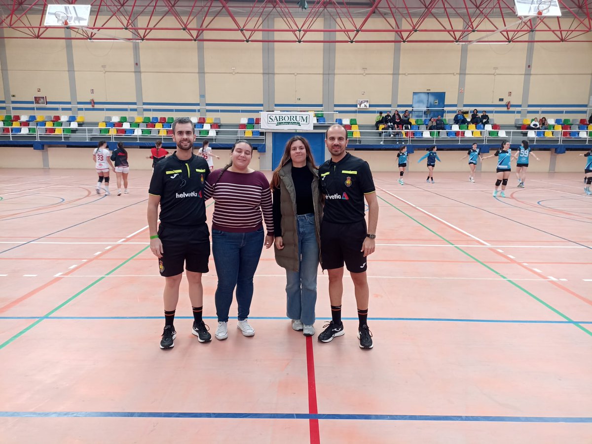 Fin de semana repleto de partidos y kilómetros. Ayer en Mislata y hoy en Almería arbitrando partidos de División de Honor Plata Femenino. Hoy, además, hemos podido participar en la iniciativa de <a href="/ContraCancerEs/">Asociación Española Contra el Cáncer</a> en el día mundial contra el cáncer. #TodosContraElCancer