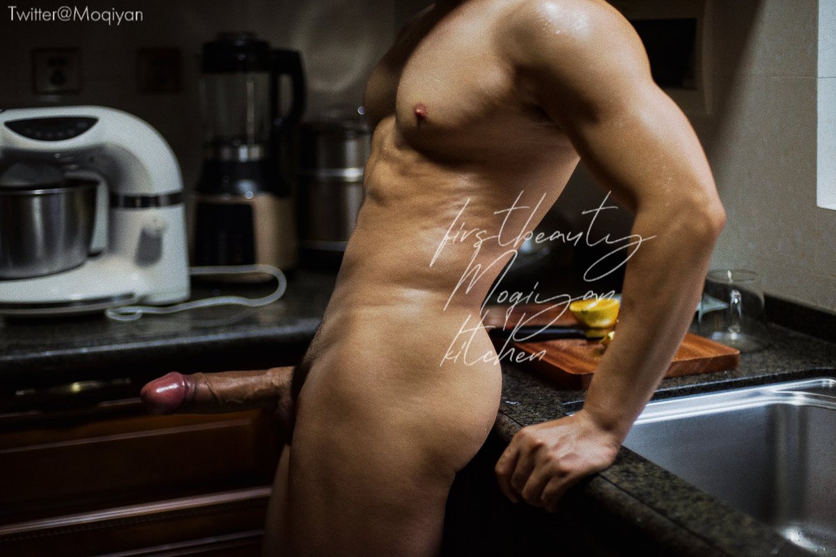 I can smell something burning in the kitchen.🌭