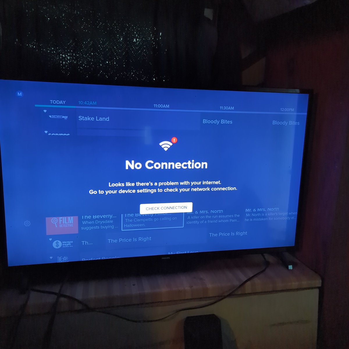 #SpectrumSUCKS #Spectrum how come this is the screen your connection flashes on my TV a majority of the time? My router is only 20 feet from here.  YES, SPECTRUM SUCKS.