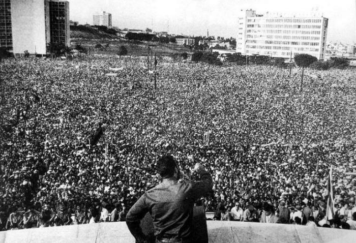 Impresionante. 1962, más de un millón de cubanos fueron a escuchar en voz de Fidel el contenido de la II Declaración de La Habana. Precursor de la comunicación masiva, sin internet, ni plataformas digitales.
