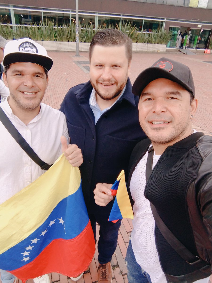 #4Feb @ebattistini @MedicenJossema1 #VenezolanosEnBogota 💛💙❤️