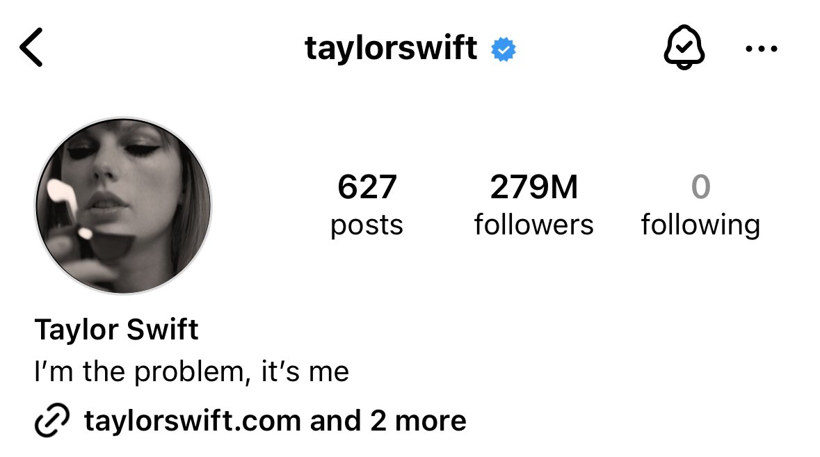 🚨| @taylorswift13 has changed her profile picture on social media! 🐍🖤