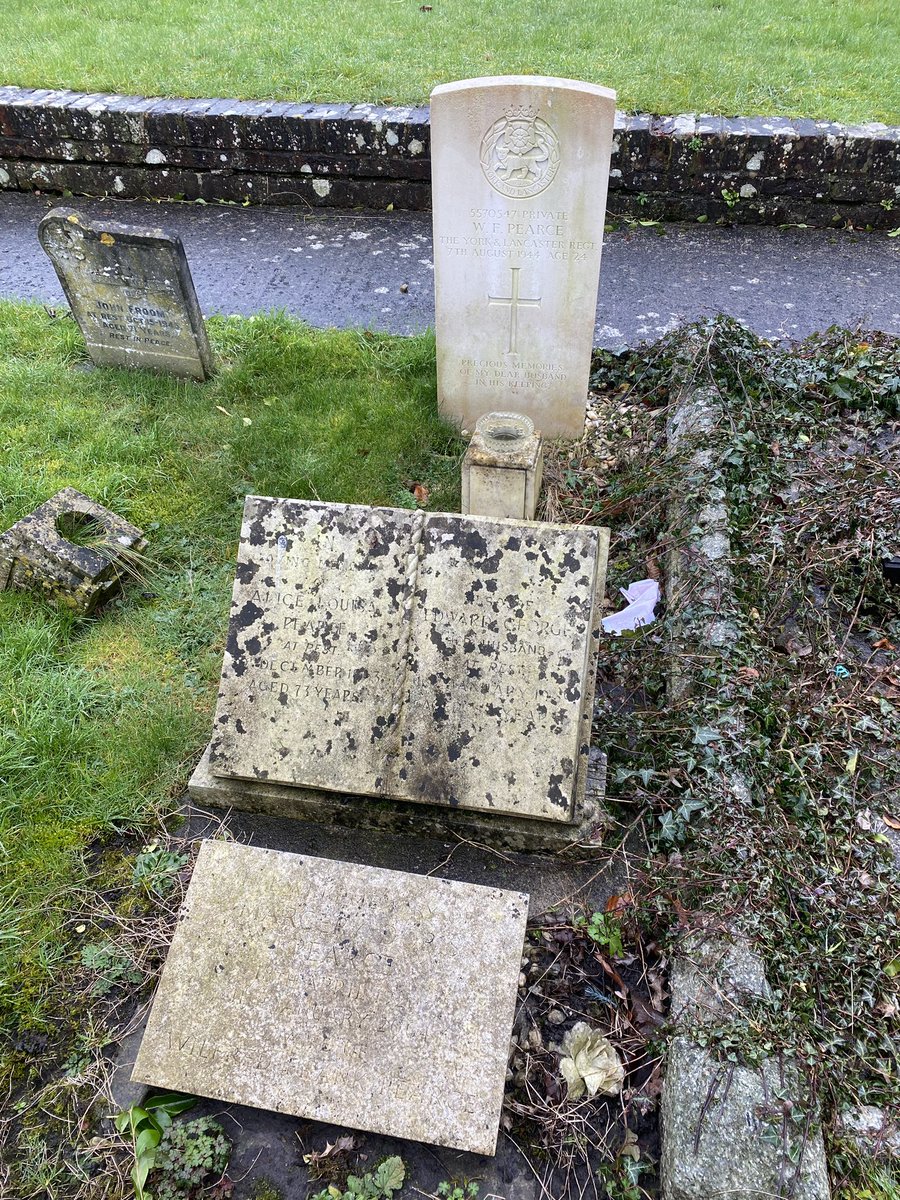 HelenSm88920251's tweet image. #EOHO can’t normally get into this chapelyard has the gates are normally kept locked so seeing it was Sunday morning thought I would see if they were open . Managed to get in and check on headstone.@CWGC @HelenR864 Warminster Baptist CHAPELYARD
