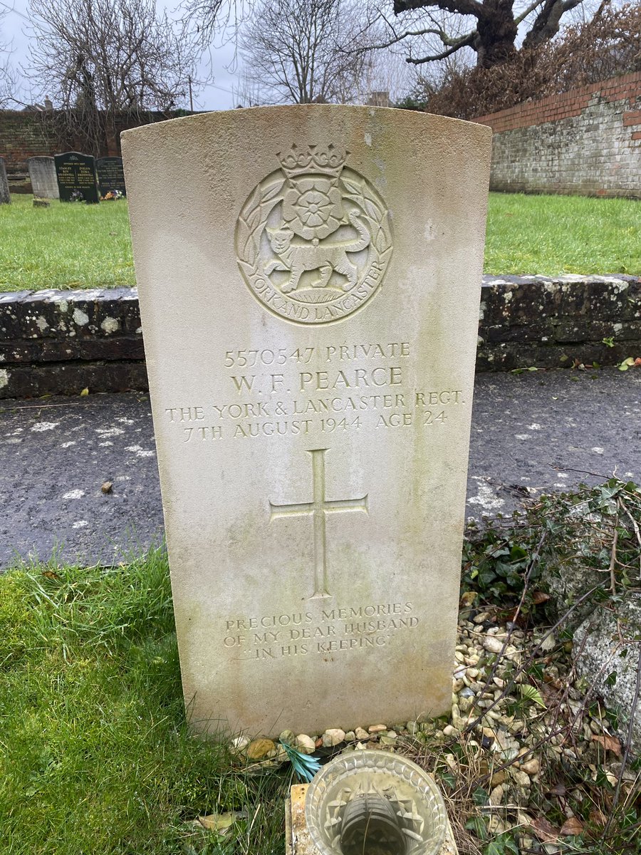 HelenSm88920251's tweet image. #EOHO can’t normally get into this chapelyard has the gates are normally kept locked so seeing it was Sunday morning thought I would see if they were open . Managed to get in and check on headstone.@CWGC @HelenR864 Warminster Baptist CHAPELYARD
