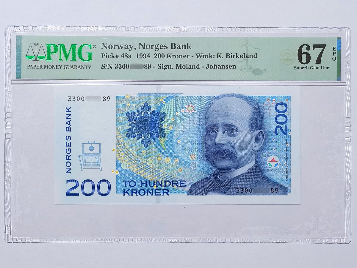 挪威第七套纸币200克朗，1994年发行，是挪威首张200克朗 纸币，2002年被加入全息金属箔安全线的升级版本取代，正面为地球物理学家克里斯蒂安·伯克兰，背景为大熊座、小熊座和极光，背面为北极地图和磁北极位置，以纪念其在磁层物理的贡献，拍入首发年份的PMG67分评级 币。
