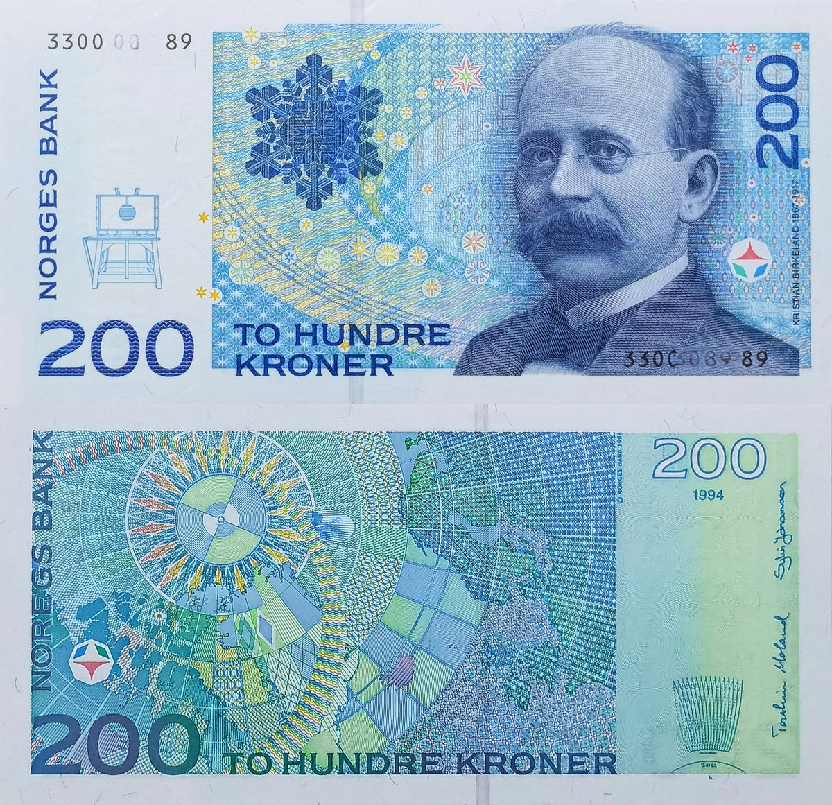 挪威第七套纸币200克朗，1994年发行，是挪威首张200克朗 纸币，2002年被加入全息金属箔安全线的升级版本取代，正面为地球物理学家克里斯蒂安·伯克兰，背景为大熊座、小熊座和极光，背面为北极地图和磁北极位置，以纪念其在磁层物理的贡献，拍入首发年份的PMG67分评级 币。