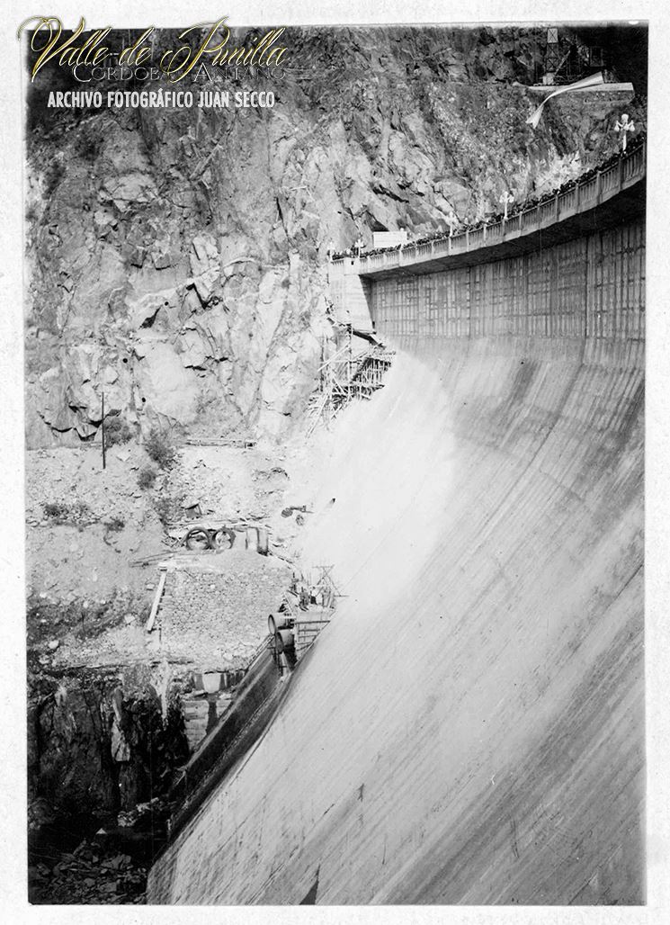 Dique San Roque. Obras en el nuevo Dique San Roque; Córdoba. Año 1944.
Nótese al fondo de la imagen el estado de las obras y la ladera virgen cuando aún no llegaba la ruta e-55 (camino La Calera).
San Roque. Córdoba, Rep Arg.

DDF Inv 39162 BsAs Arg AGN│Archivo Gral de la Nación