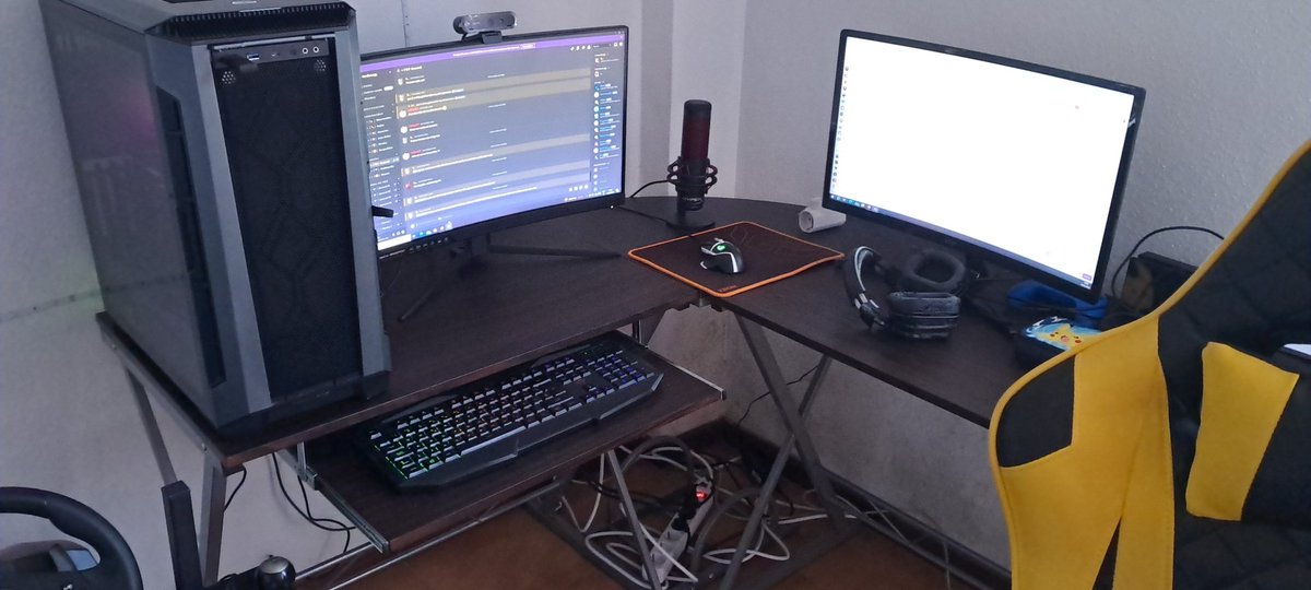 Volvemos a mi antiguo setup han cambiado muchas cosas así que ya os voy comentando lo que ha pasado pero solo deciros que empieza mi nueva vida, y los más importante vuelven los directos diarios y los videos Gg y gracias por todo.