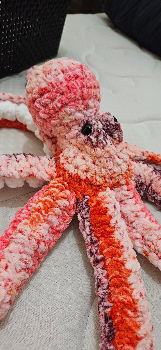 Fiz um amigurumi de polvo! Uma péssima escolha de cores pq os olhos ficaram muito escuros não dá pra ver direito nas fotos.... mas pessoalmente vou te falar que é belíssimo, viu! 

#polvo #polvoamigurumi #octopus #amigurumi #crochetoctopus