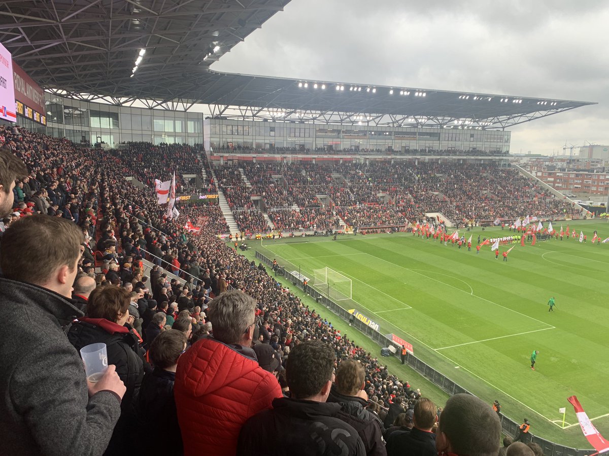 devierkantepaal's tweet photo. Ons gretige panel van Pieter, Jolien en @duncanbartho blikken straks al terug op #ANTBRU en vooruit op de bekermatch op @kvoostende.

Waarover moeten ze het zeker hebben? Zet het hieronder! 👇 https://t.co/P2gKTEExA0