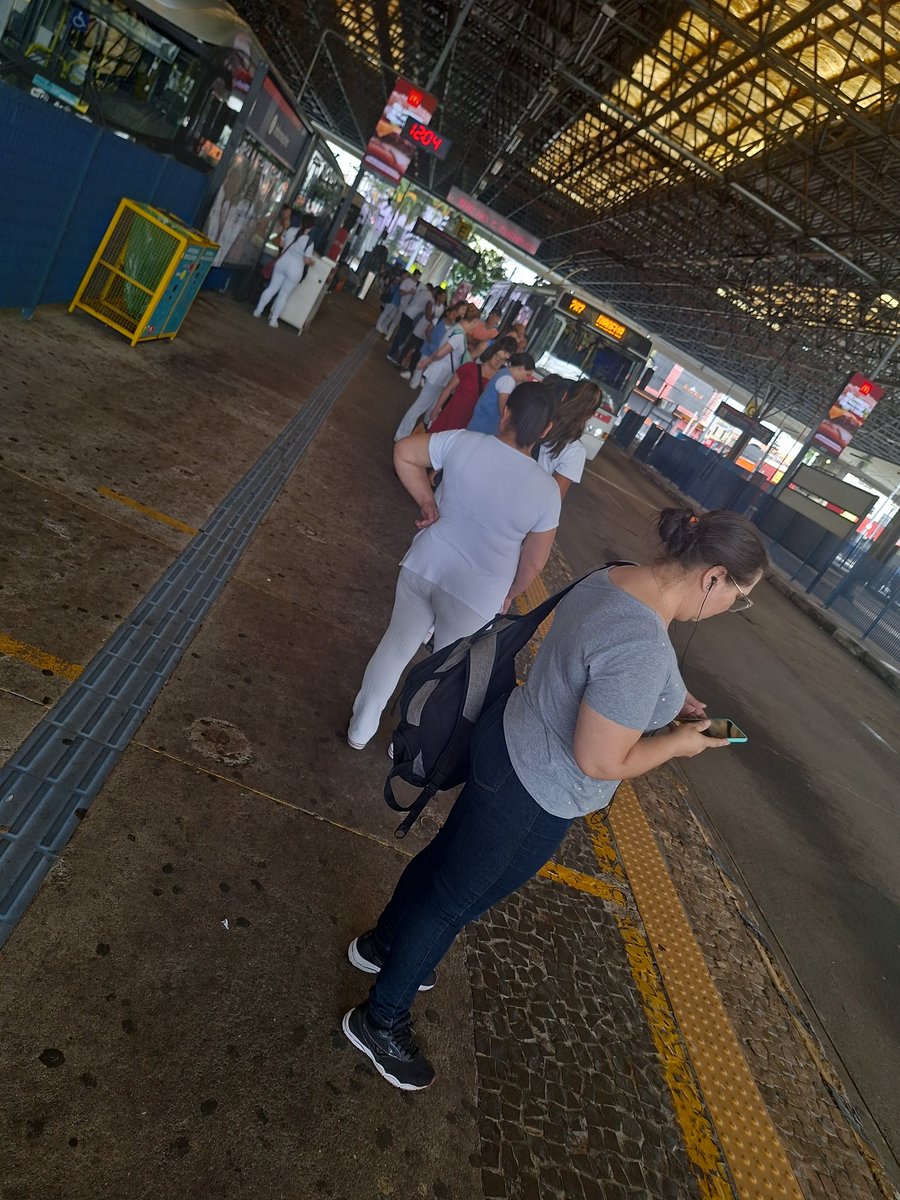 proflimamo's tweet photo. @Nextmobilidade qual a dificuldade de vocês para colocarem ônibus para o terminal #Ferrazópolis aos finais de semana? 30 minutos aqui no terminal santo André e nada de ônibus!!! que sacanagem com o usuário https://t.co/RLM15JtsEM