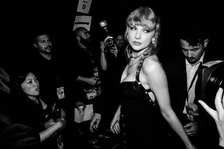 nobodynoswift's tweet photo. Taylor Swift, Taylor Swift, Taylor Swift declined to address that rumor, global superstar, this is the 1st time photographers have caught T Swift on film in 6 weeks, is there bad blood? She holds too many grudges, REPUTATION playing the victim REPUTATION BABY LET THE GAMES BEGIN https://t.co/47wmmcAD1U