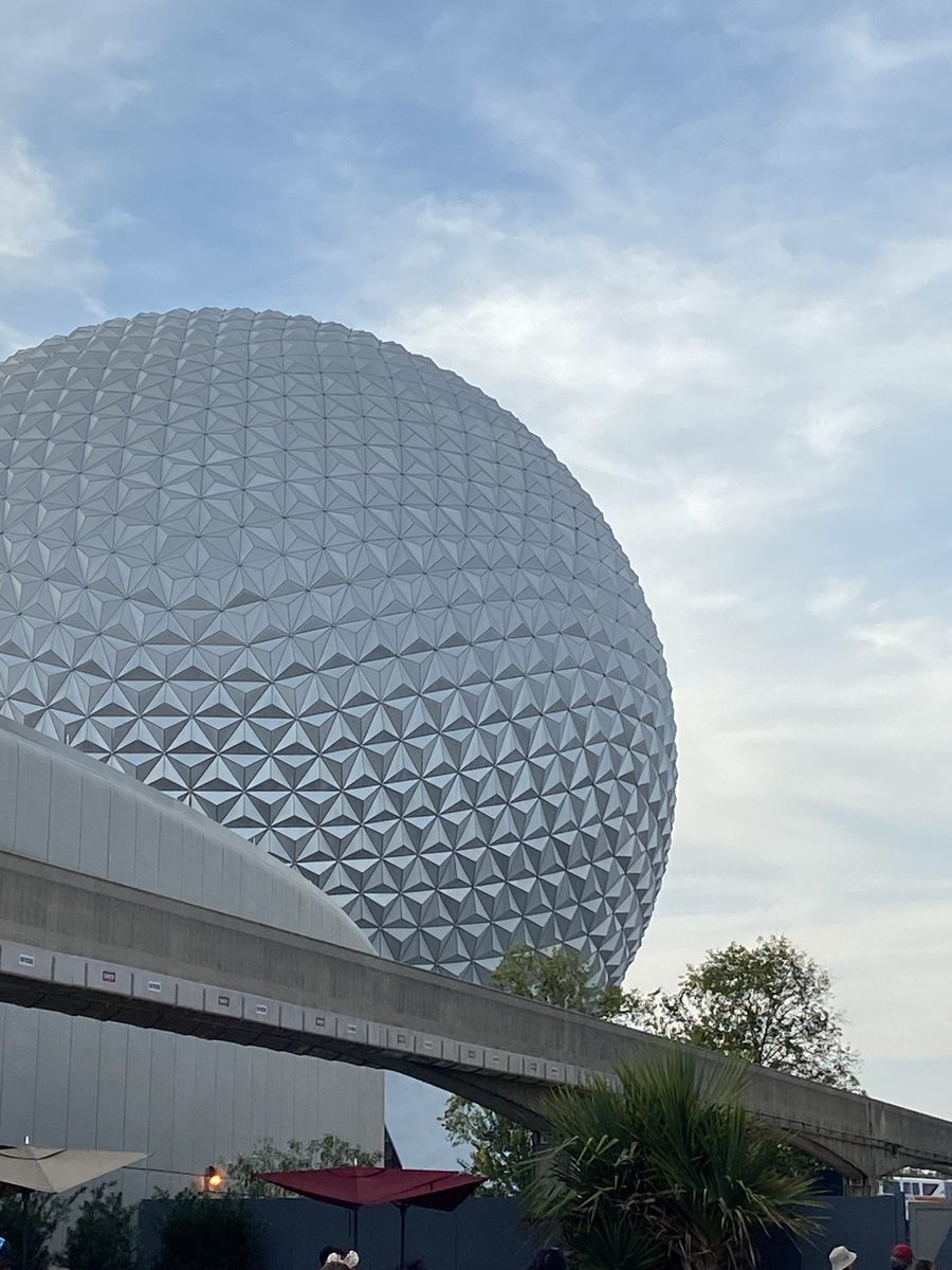 DISNEY MEMORY #SpaceShipEarthSunday Such an incredible attraction. I took my mom a year ago for her 80th birthday 🥳. This was one of her favorite attractions.
